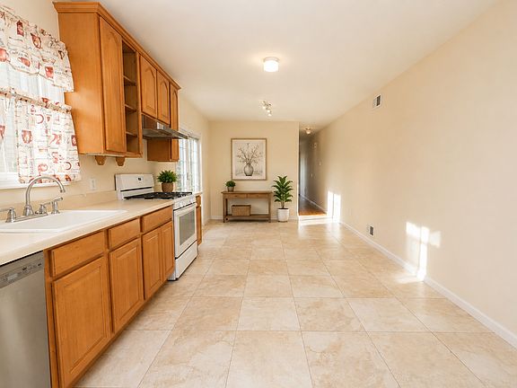 5th image of 176 Midland Ave #2