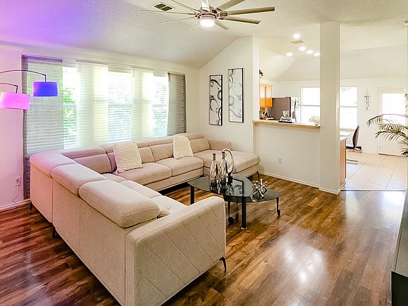 5th image of 303 Chinaberry Trl