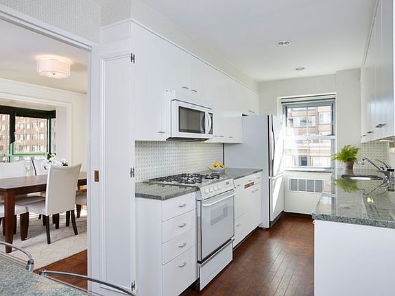 4th image of 931 Lexington Ave