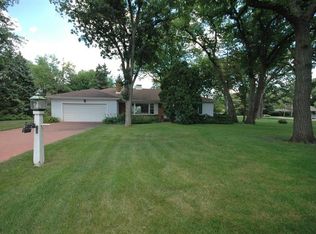 11 Robin Hood Rnch, Oak Brook, IL 60523