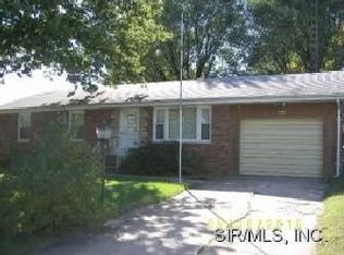 5014 E Victor Dr, Godfrey, IL 62035