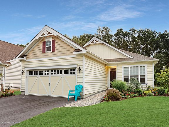 2nd image of 33 Lily Pond Ct