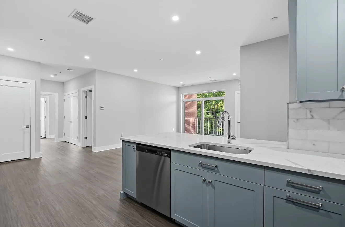 2 bed, 2100 sqft, $3,300 — Photo 4