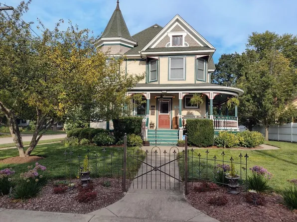 524 Clay St, Woodstock, IL 60098
