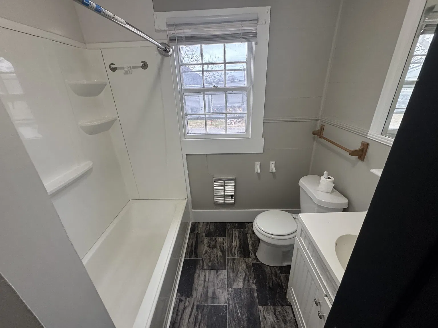 3 bed, 1.0 bath, 1100 sqft, $1,200 — Photo 4