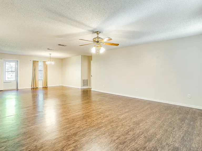 1104 Sproles Dr — Photo 6
