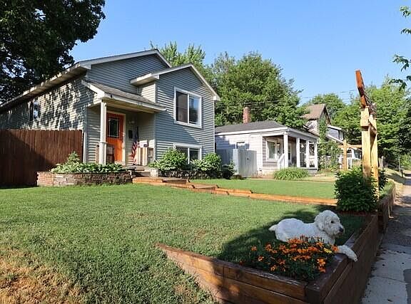 3rd image of 1016 Hazen St SE