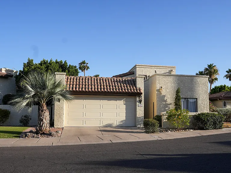 4621 E Valley View Dr — Photo 2