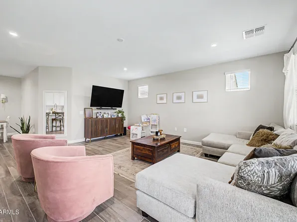 2824 W SEAVER Avenue, Apache Junction, AZ 85120