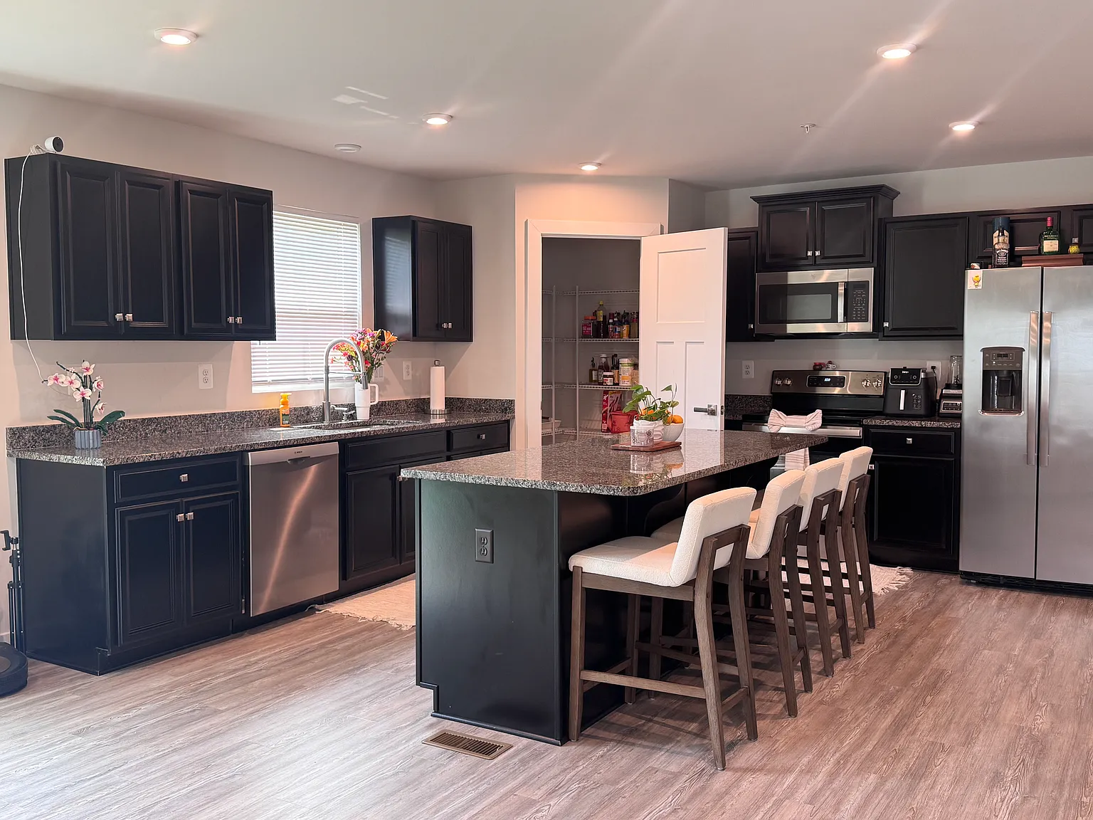 3 bed, 1736 sqft, $2,895 — Photo 3