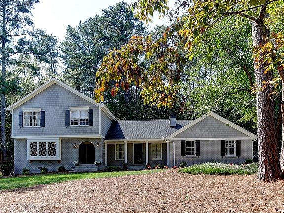 2nd image of 313 Lakeshore Dr NE