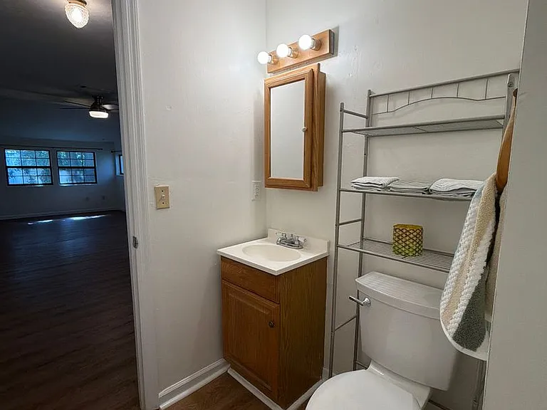 Beautiful downtown quad. 1 and 2 bed units available now. Pets allowed. — Photo 44