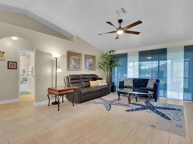 405 NW 4th St — Photo 4