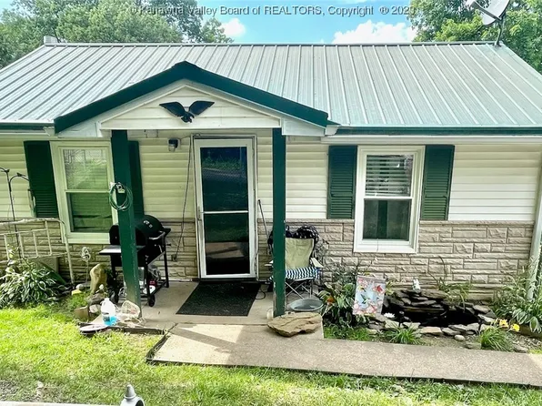 184 Armour Rd, Nitro, WV 25143