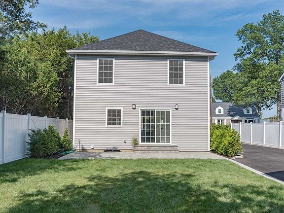 4th image of 133 Elmwood St
