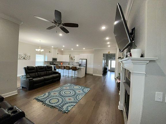 5th image of 3808 Mistletoe Ave