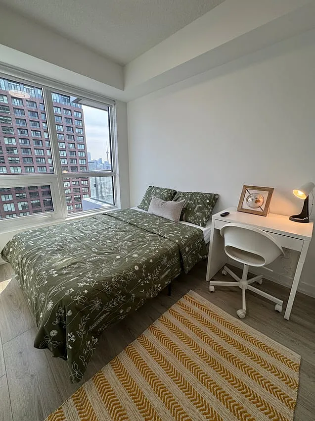 Deluxe Room - Bloor St East & Sherbourne St — Photo 2