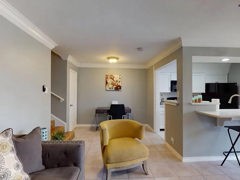 E Avenue J — Photo 2