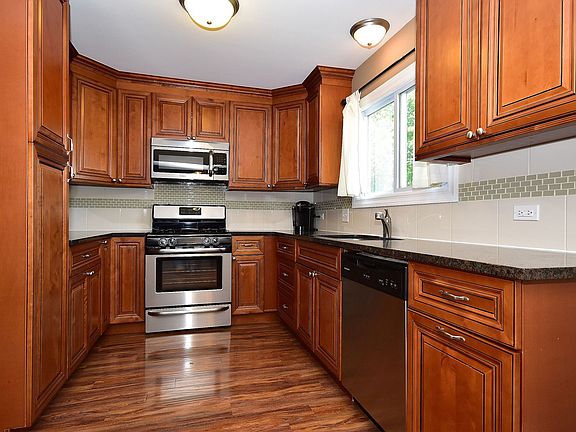 3rd image of 410 Essex Pl