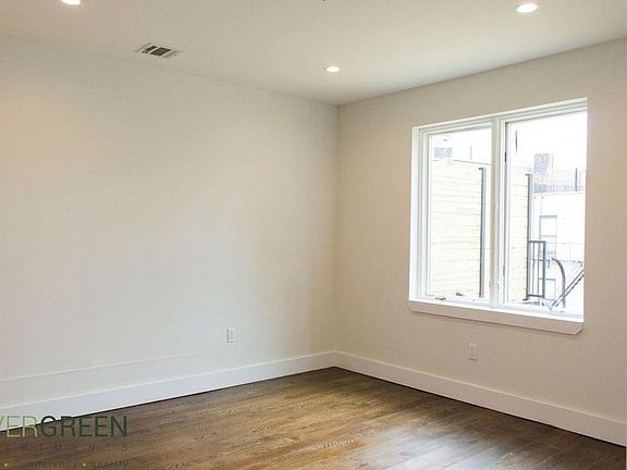 3rd image of 35 Lexington Ave