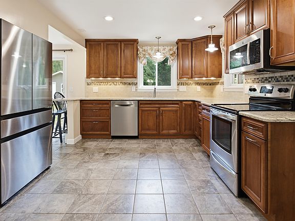 3rd image of 3400 Westbrier Ter