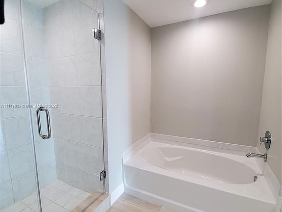4th image of 900 Meridian Ave #6