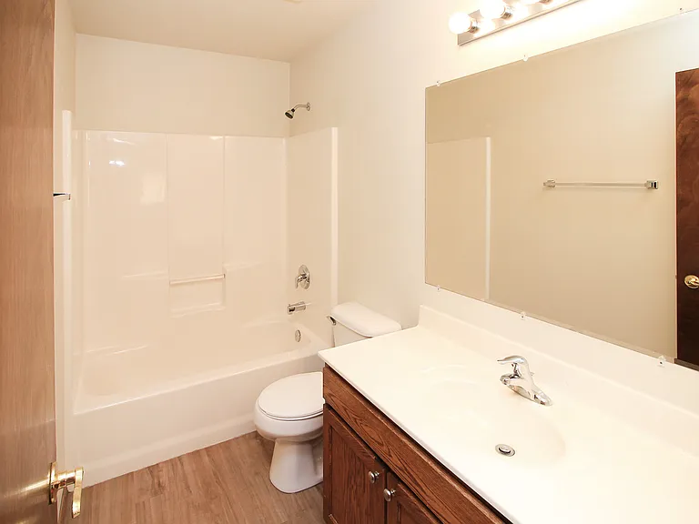 213 W 4th St — Photo 10