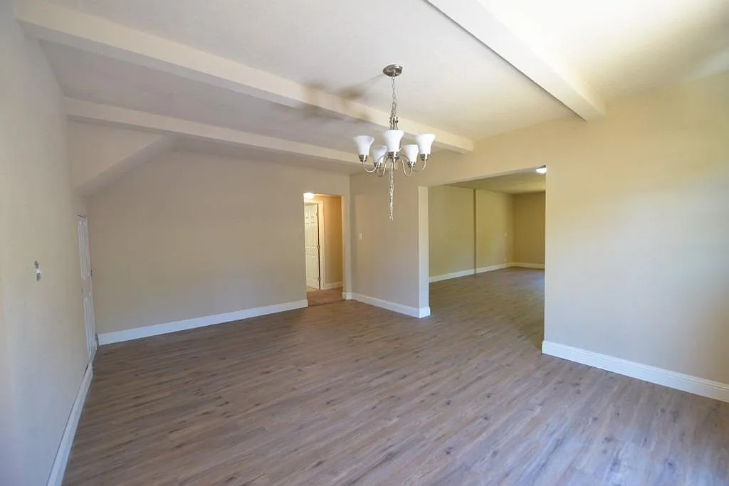 5 bed, 2070 sqft, $2,995 — Photo 2