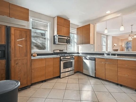 4th image of 4003 8th St NW