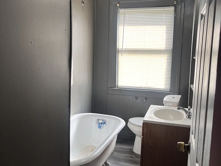 1628 Gladstone St #2 — Photo 8
