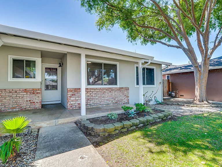 1572 Tobias Dr — Photo 2
