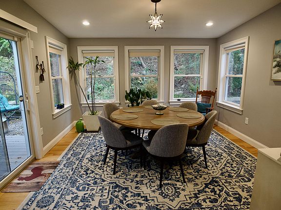 Sunroom/dining room