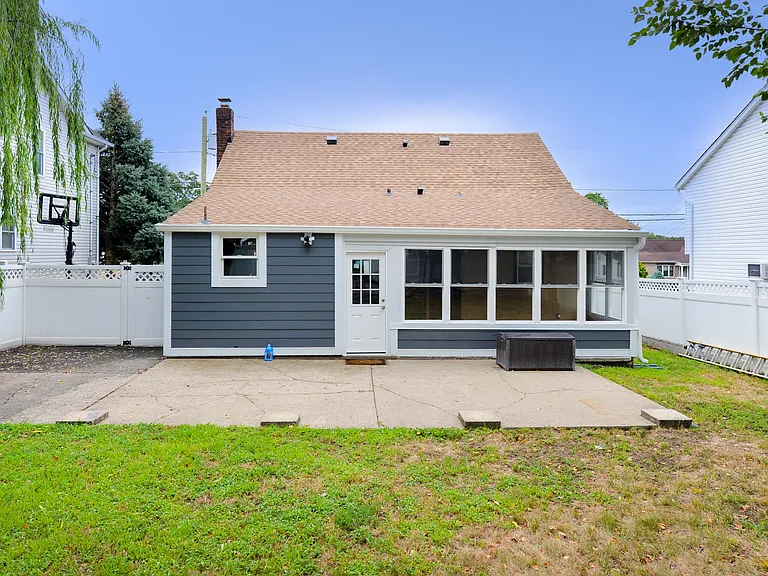 3-11 Lyons Ave — Photo 21