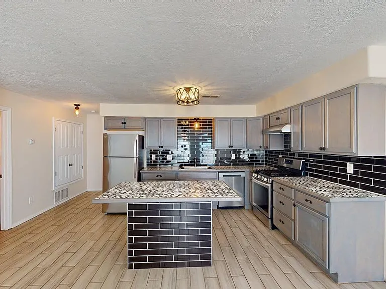 Sleek, Contemporary Efficiency - Live El Campo on Route 66! — Photo 22