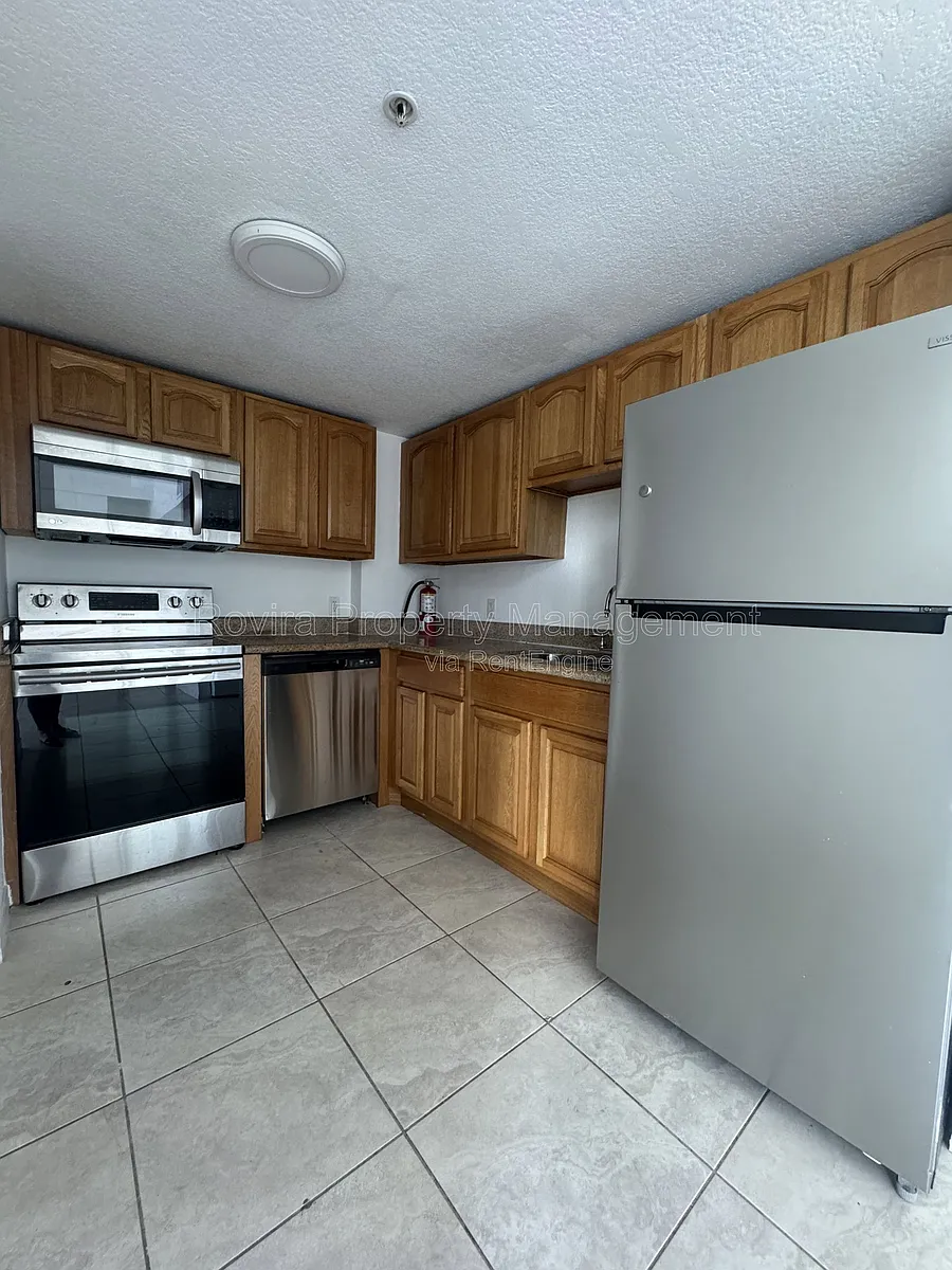 Building Photo - 498 SW 6th St #401