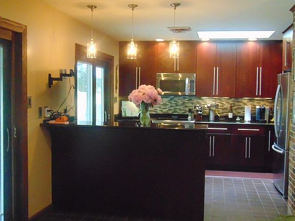 4th image of 18472 Essex Dr