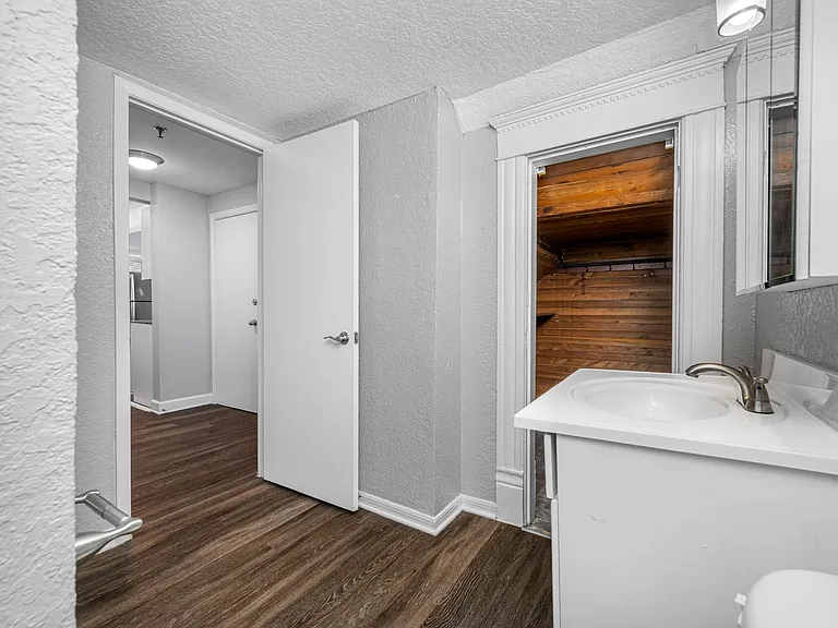 705 W Bay St — Photo 33