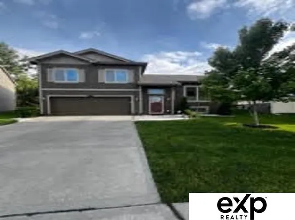 9215 Summit St, Omaha, NE 68122