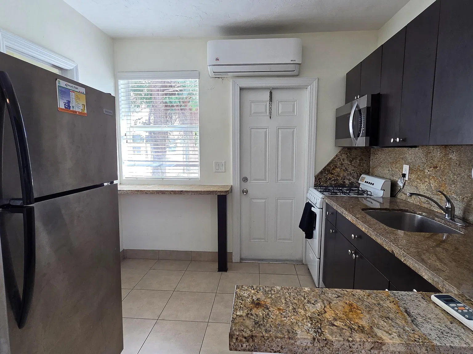 Studio, 1.0 bath, 3667 sqft, $1,400 — Photo 4