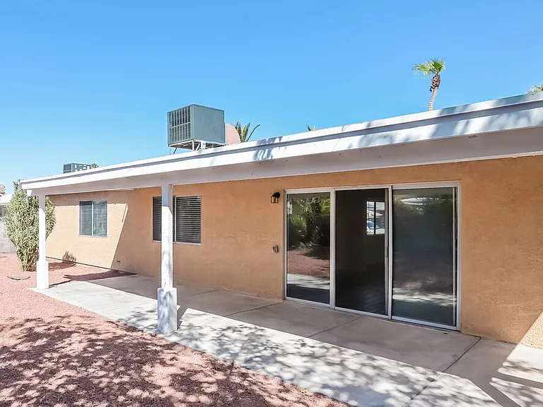 1555 Calabria Dr — Photo 16