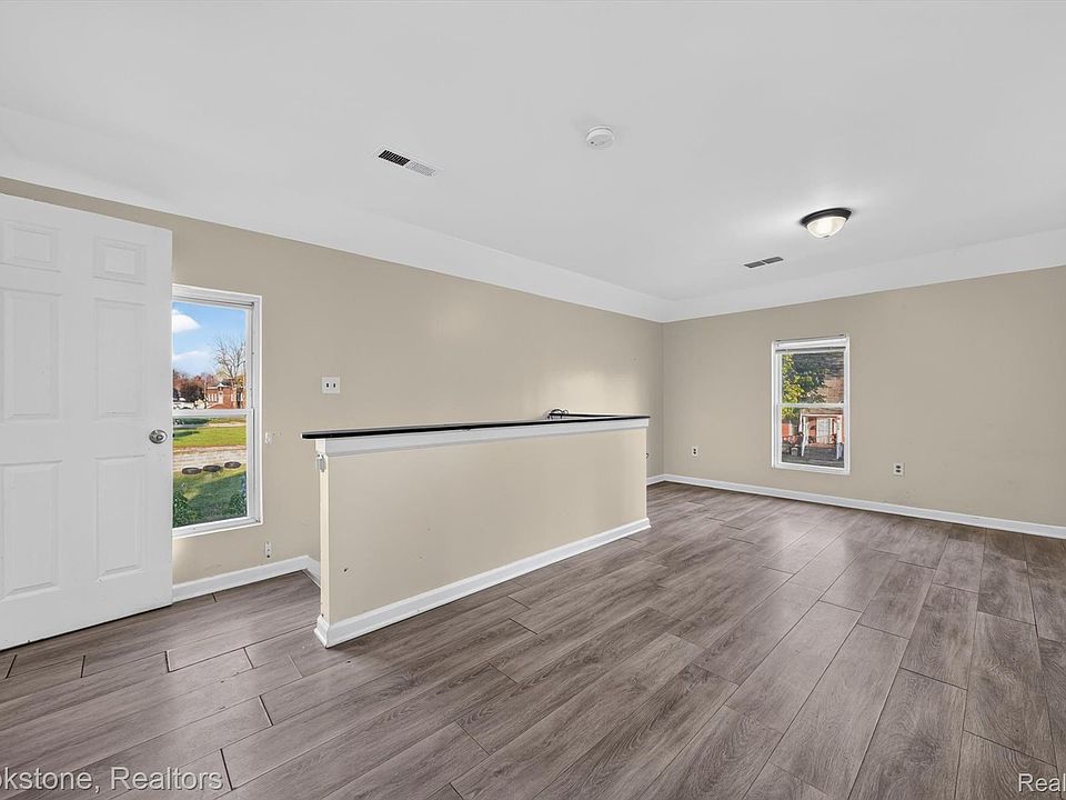 132 E Howard St, photo 23