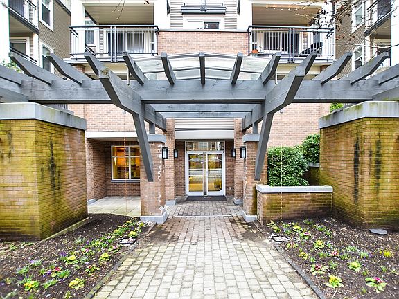 3rd image of 4833 Brentwood Dr #424