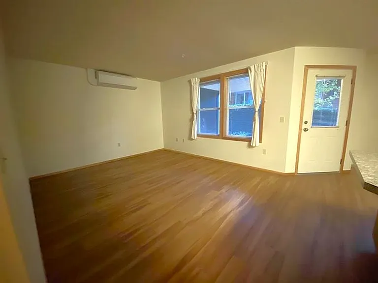 Christopher Crest Apartments — Photo 6