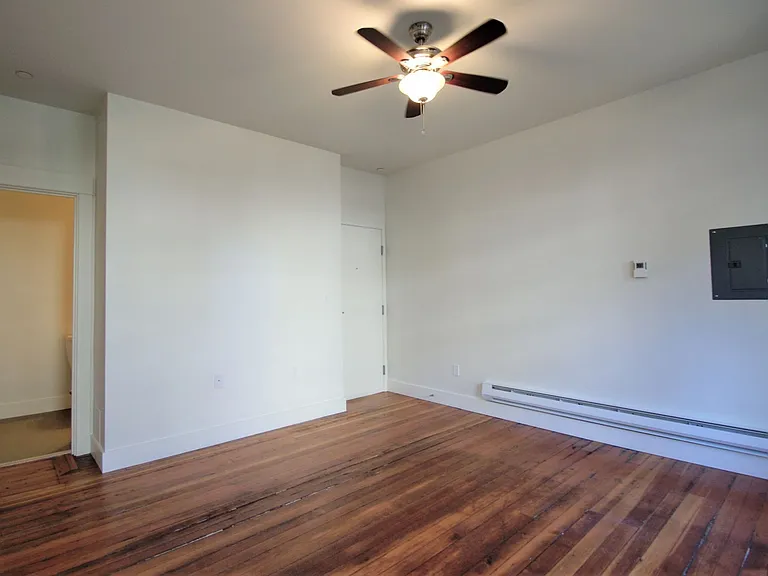 2046 Franklin Ave E — Photo 10