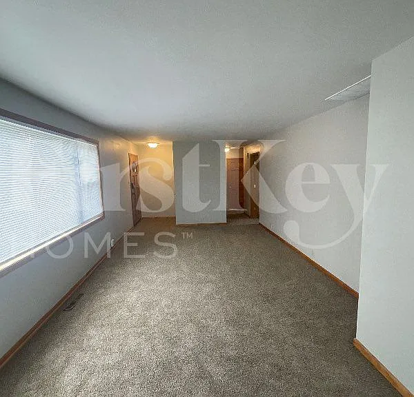 422 Granville Ave — Photo 3