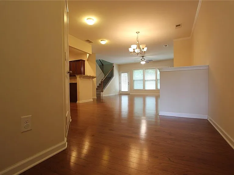 2132 Greencrest Cir — Photo 2