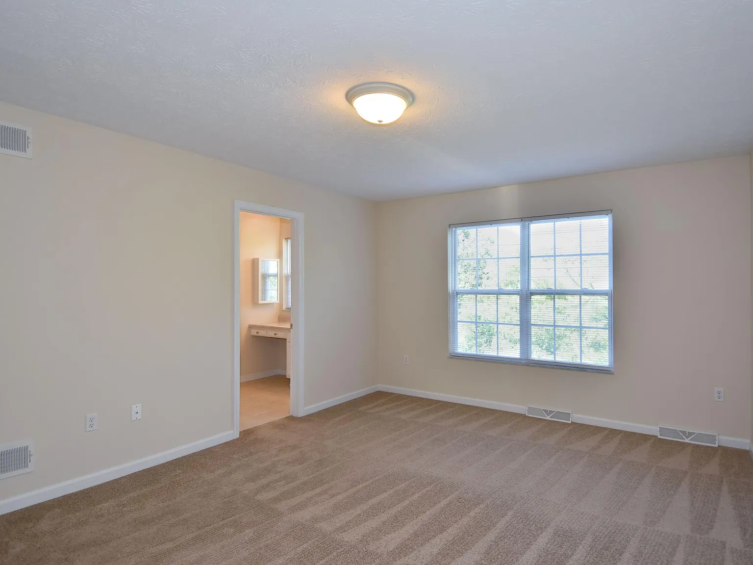 2 bed, 2.5 bath, 1600 sqft, $2,200 — Photo 2
