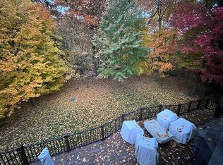 45724 Bristol Cir, Novi, MI 48377