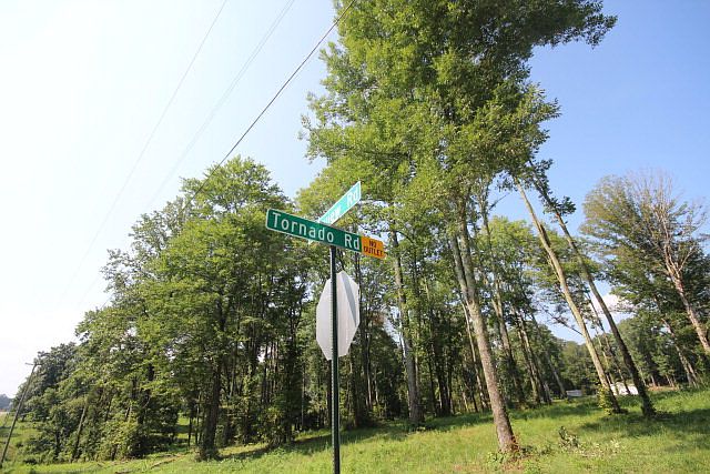 2nd image of 7925 Fairview Rd