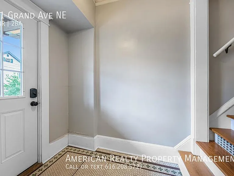 61 Grand Ave NE — Photo 4